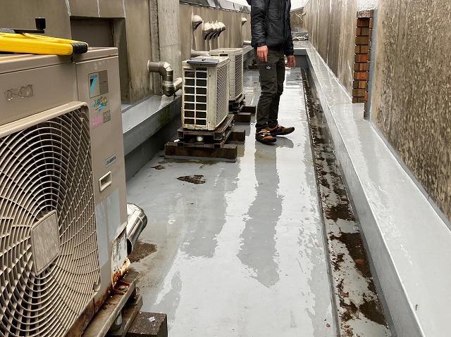 陸屋根のどぶ溝の汚れ